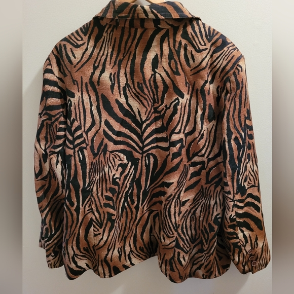 Silk Land Womans blazer. Outer made from 100% silk. Size 2X. - Picture 3 of 5